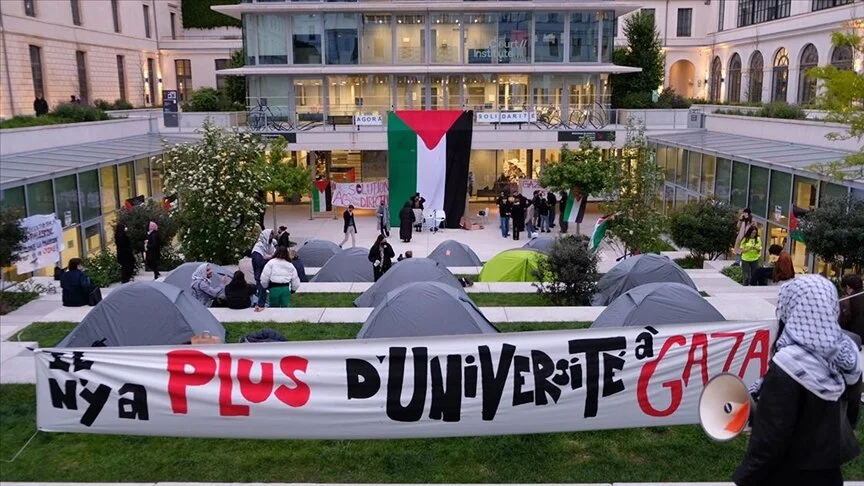 Fransa’nın prestijli okulu Sciences Po’da öğrenciler Filistin’e destek gösterisi düzenledi