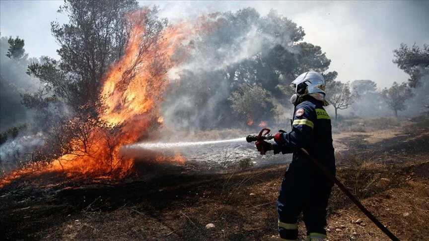Girit’te Suda Deniz Üssü yakınlarındaki ormanlık alanda yangın çıktı
