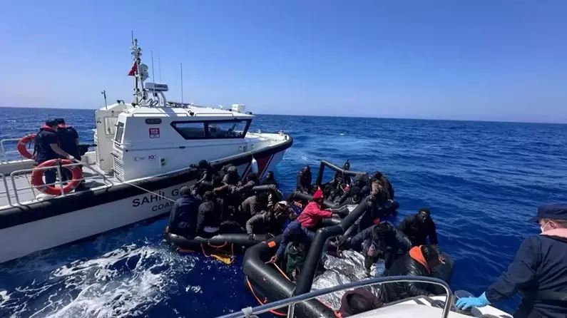 Yunanistan unsurlarınca geri itilen 52 düzensiz göçmen kurtarıldı