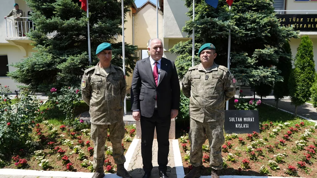 Kosovalı Türk Bakan Damka, Mehmetçik ile bir araya geldi