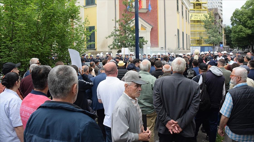 Arnavutluk’ta Tiran Belediye Başkanı Veliaj’ın istifası talebiyle protestolar devam ediyor