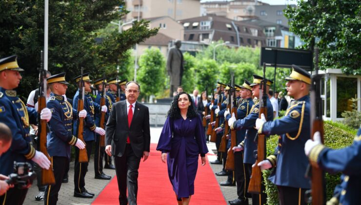 Kosova Cumhurbaşkanı Osmani, Arnavutluk Cumhurbaşkanı Begaj’ı kabul etti