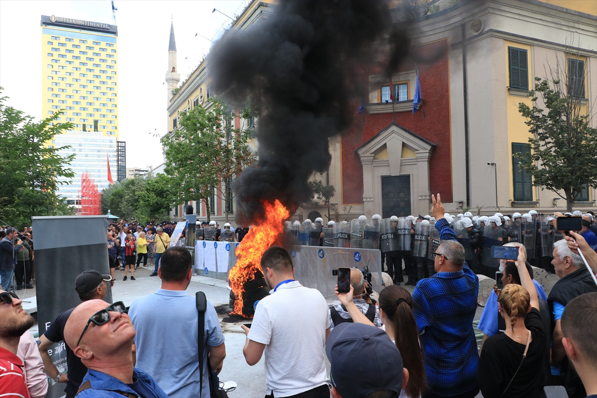 Arnavutluk’ta Tiran Belediye Başkanı Veliaj’ın istifası talebiyle protestolar devam ediyor