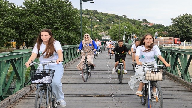 Arnavutluk’ta “Bisikletini al gel-Barışa pedal çevir” etkinliği düzenlendi
