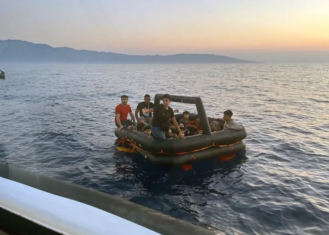 Yunanistan 29 düzensiz göçmen ve 13 çocuğu ölüme itti