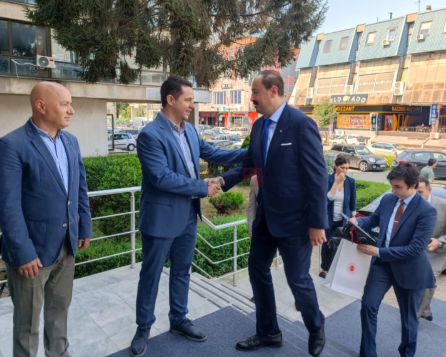 Büyükelçi Ulusoy, Gostivar Belediyesi’ni ziyaret etti
