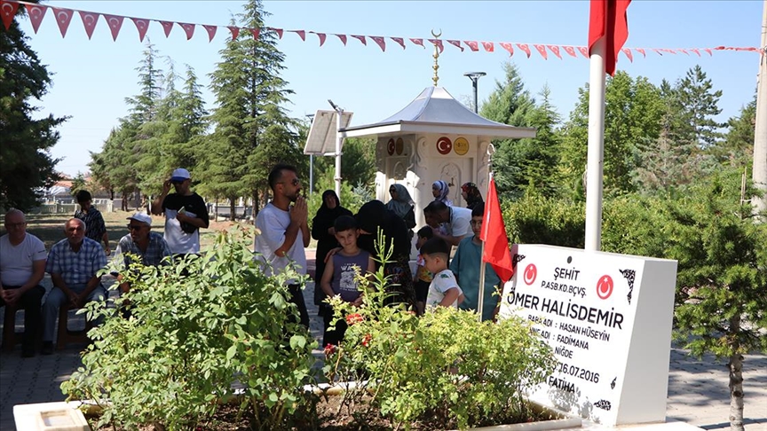 15 Temmuz kahramanı şehit Ömer Halisdemir’in kabrinde yoğunluk yaşanıyor