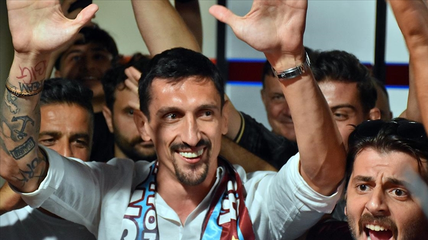 Karadağlı futbolcu Stefan Savic, transfer görüşmeleri için Trabzon’a gitti