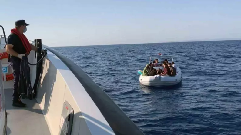 Yunanistan tarafından Türk karasularına itilen 17 düzensiz göçmen kurtarıldı