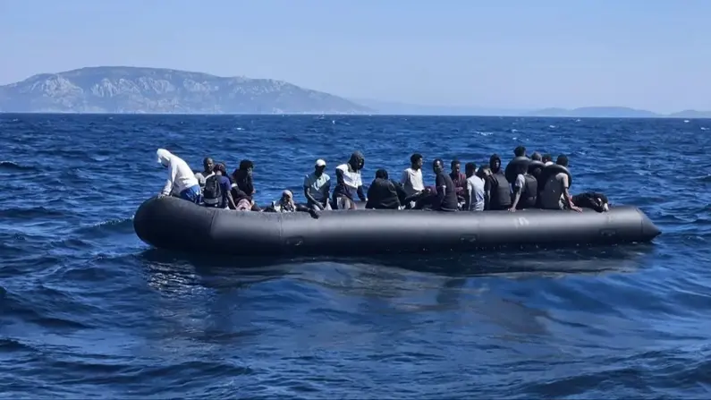 Yunanistan unsurları tarafından geri itilen düzensiz göçmenler Sahil Güvenlik ekiplerince kurtarıldı