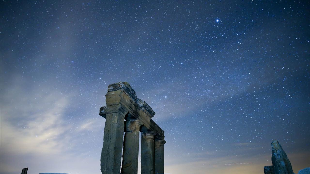 Makedon askerlerin kalesi “Blaundos Antik Kenti”nde yıldızlı gece