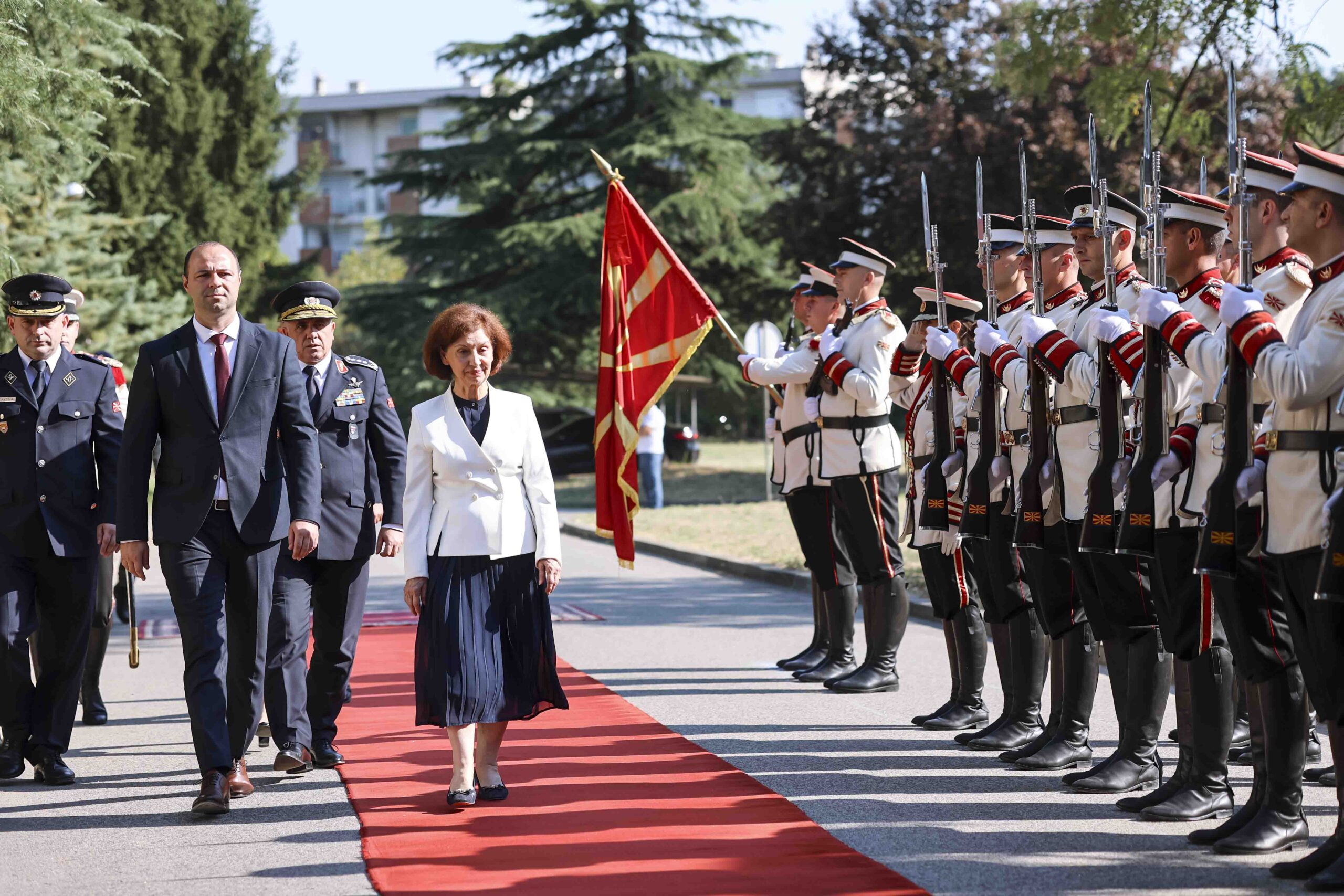 “Burada her şeyden önce Makedonya vatandaşları için bulunuyorsunuz”