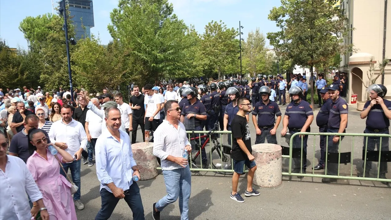 Arnavutluk’ta Belediye Başkanı Veliaj’a istifa çağrısı içeren protestolar sürüyor