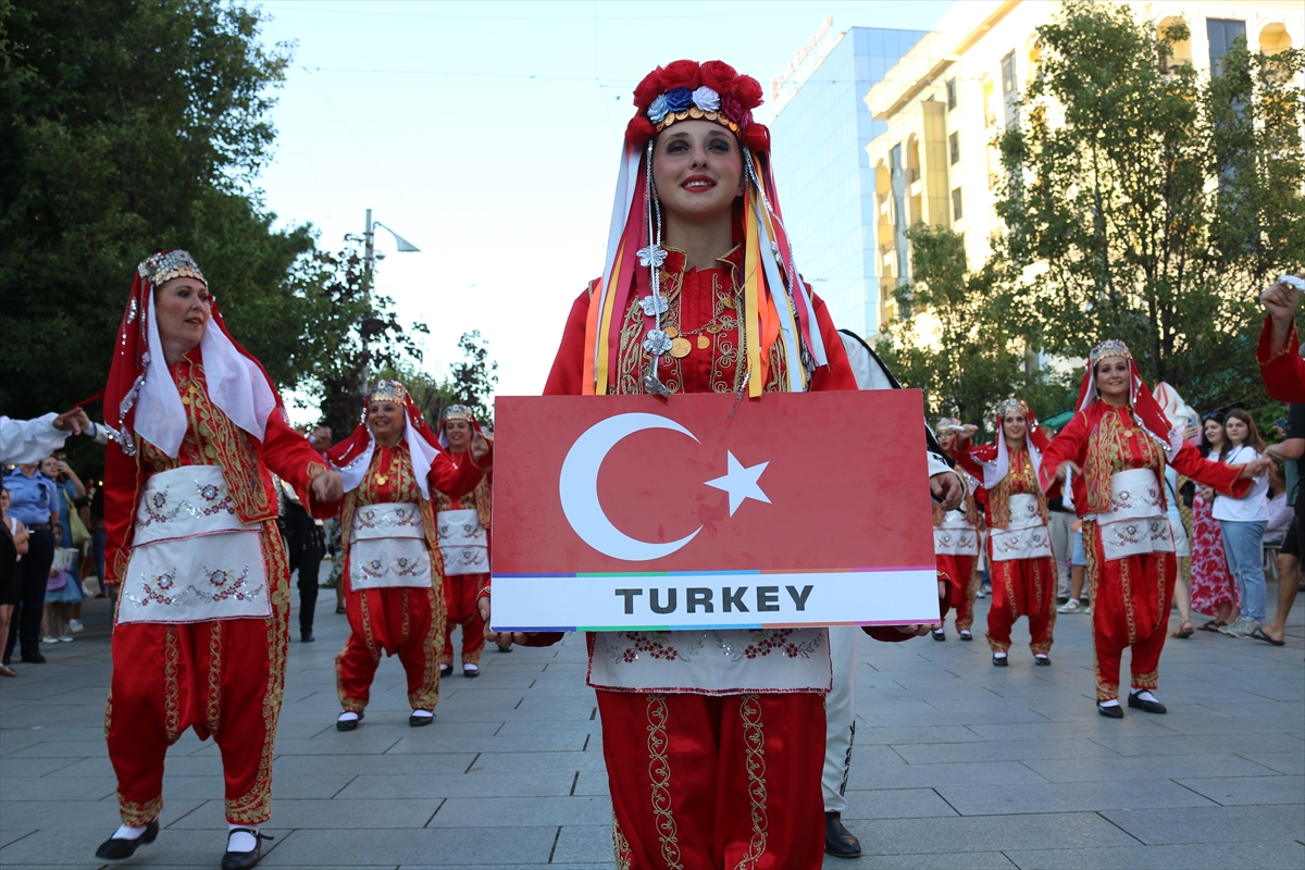 Kosova’da Uluslararası Dans Festivali kapsamında kortej yürüyüşü yapıldı