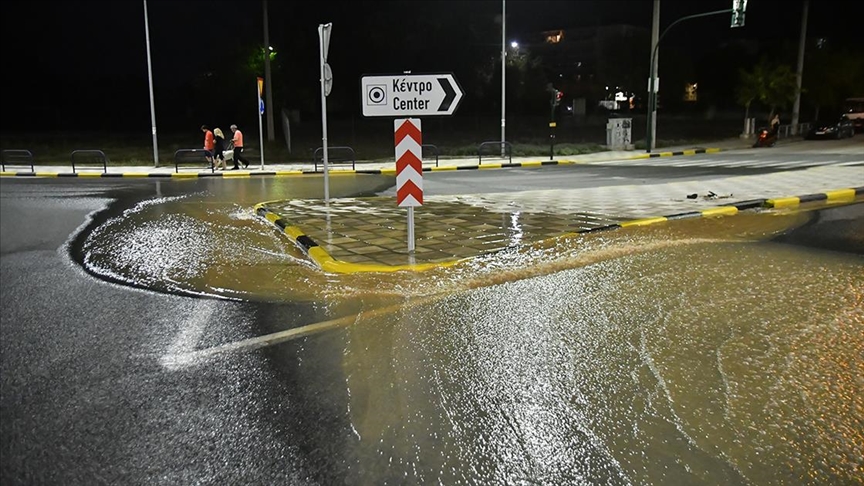 Yunanistan’da dün olumsuz hava koşulları nedeniyle binlerce kez yıldırım ve şimşek çaktı