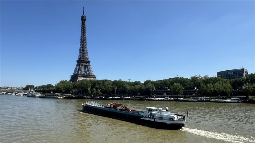 Paris Belediye Başkanı kirlilik tartışmaları ile gündemdeki Sen Nehri’nin temiz olduğunu savundu