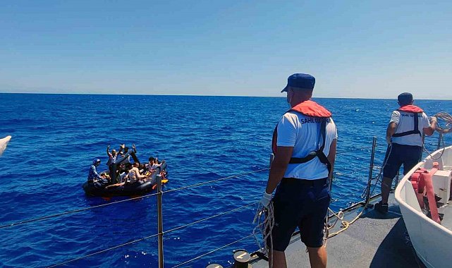 Yunanistan’ın Türk karasularına geri ittiği 20 düzensiz göçmen kurtarıldı