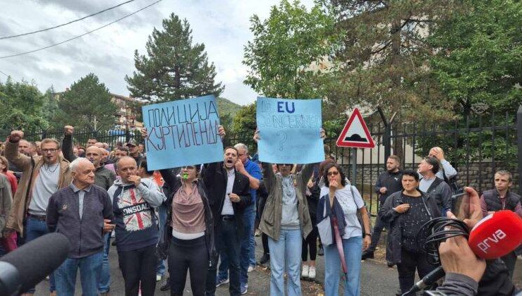 Sırplar Kuzey Mitroviça’da protesto gösterisi düzenledi