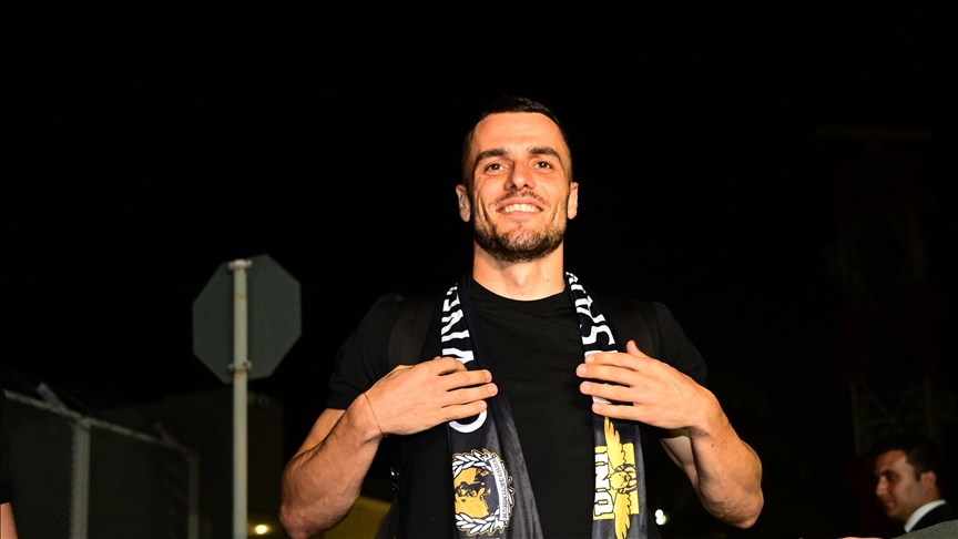 Fenerbahçe, Sırp futbolcu Filip Kostic’i transfer etti