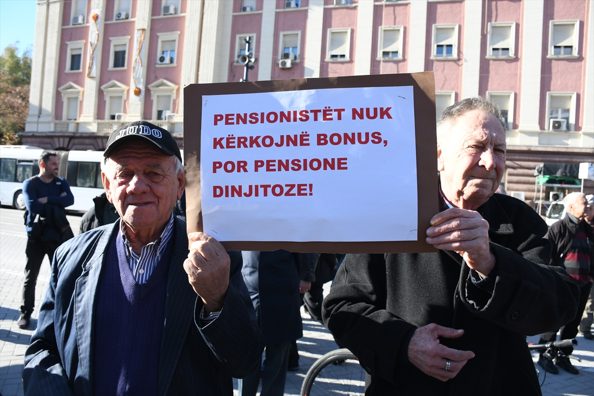 Arnavutluk’ta emekliler, maaşlarının artırılması için yeniden protesto düzenledi