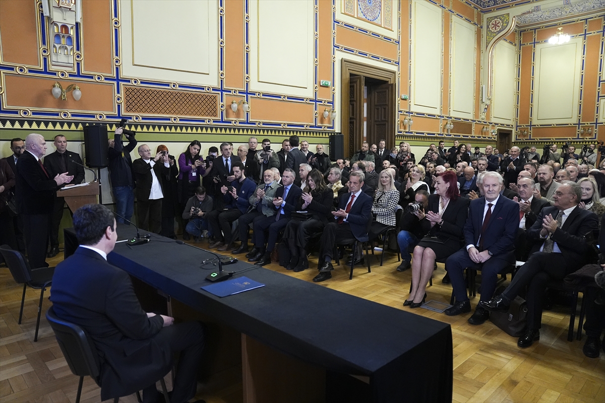 Kosova Başbakanı, Sırp yetkililerin ülkesi ve Bosna Hersek’teki savaş suçlarını inkar ettiğini belirtti