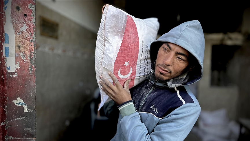 AFAD, gıda krizinin derinleştiği Gazze’de Filistinlilere un dağıtımı gerçekleştirdi