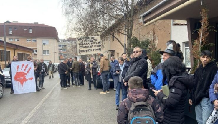 Kuzey Mitroviça’daki Sırplar, Sırbistan’daki protestoyu destekledi