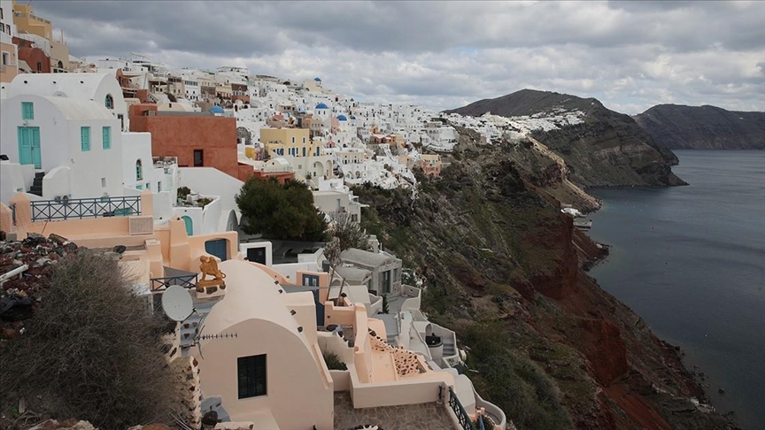 Ege’deki Yunan adası Santorini’de heyelan riski