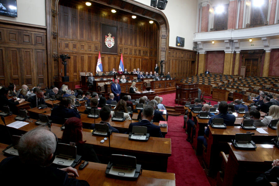 Sırbistan Meclisi oturumu Koçana’daki mağdurlar için bir dakikalık saygı duruşuyla başladı