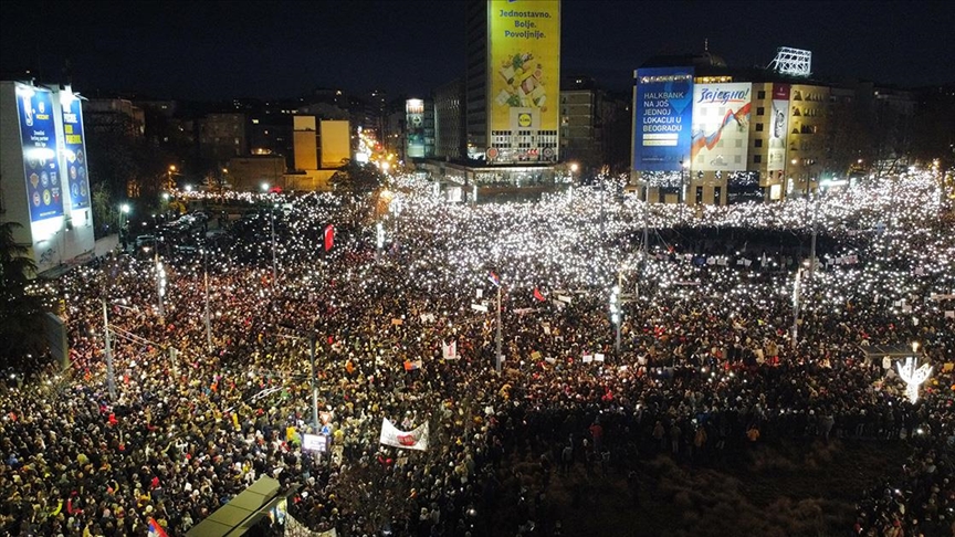 Sırbistan’daki hükümet karşıtı öğrenci gösterilerine on binlerce kişi katıldı