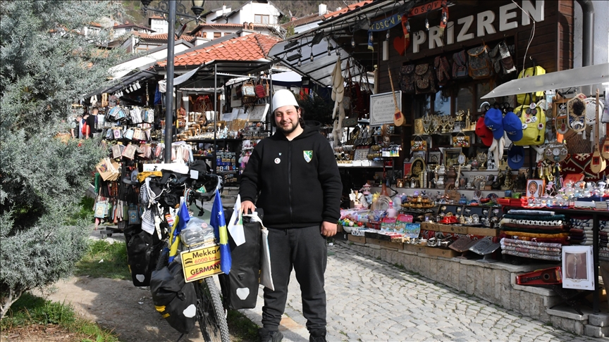 Almanya’dan bisikletle hac yolculuğuna çıkan Türk genci, Prizren’e geldi