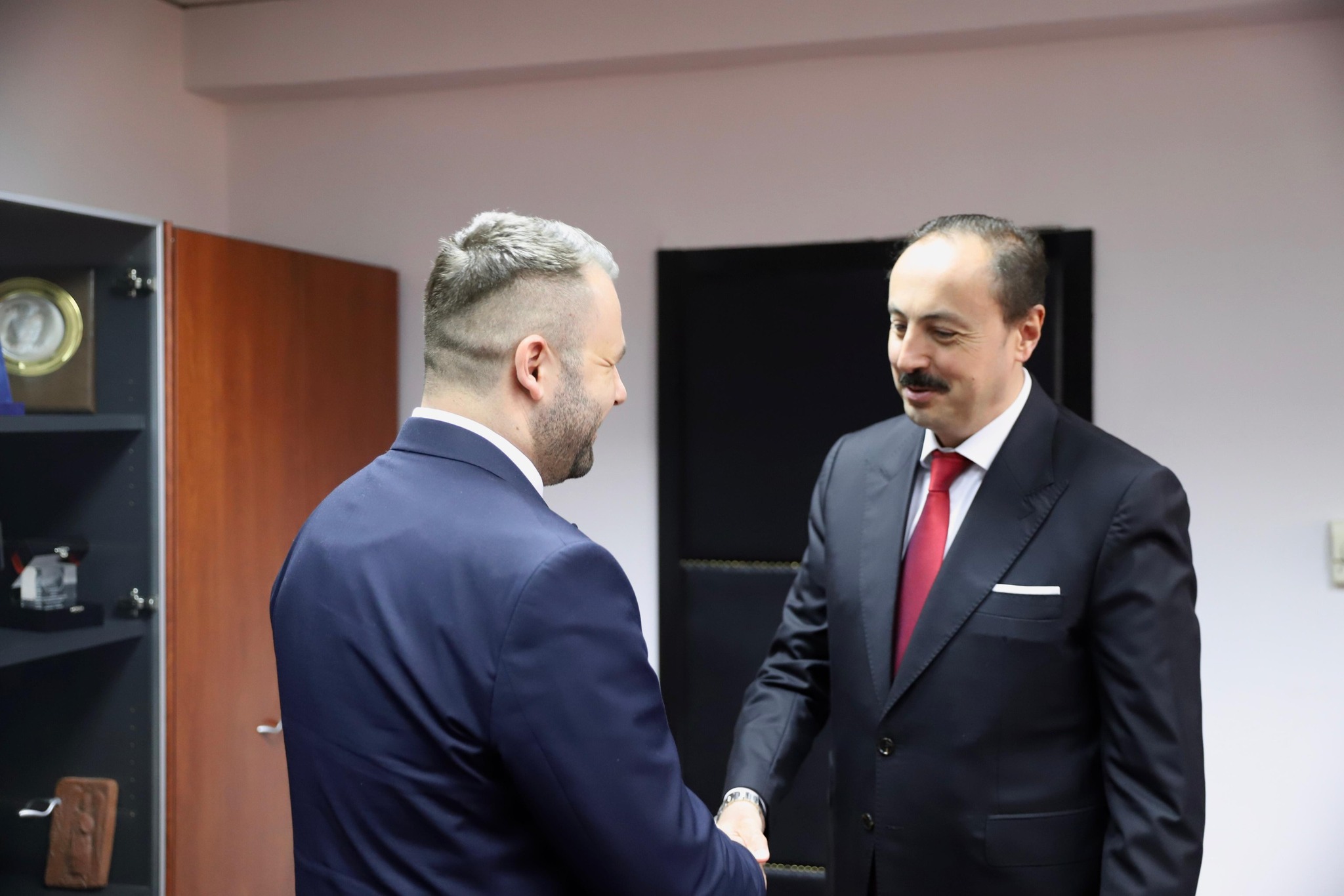 Büyükelçi Ulusoy, Ekonomi Bakanı Durmishi ile görüştü