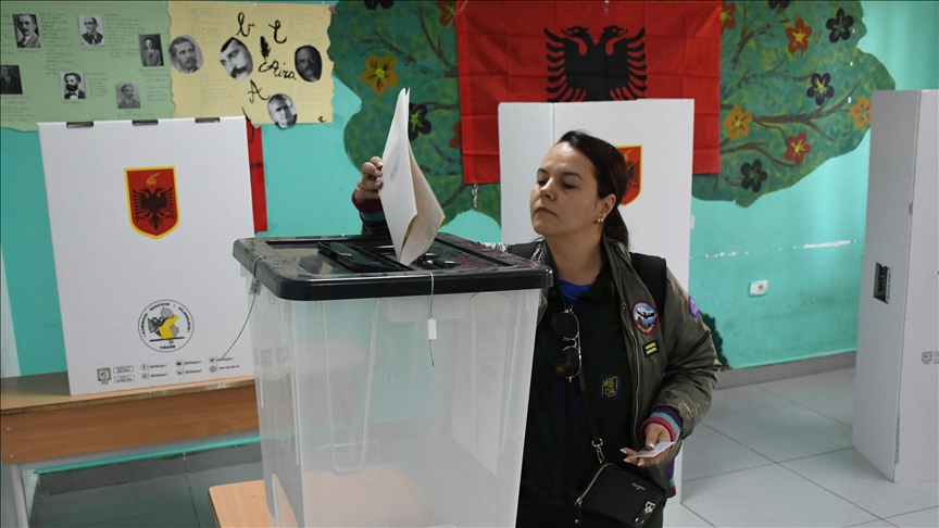 Arnavutluk’ta halk, genel seçimler için sandık başında