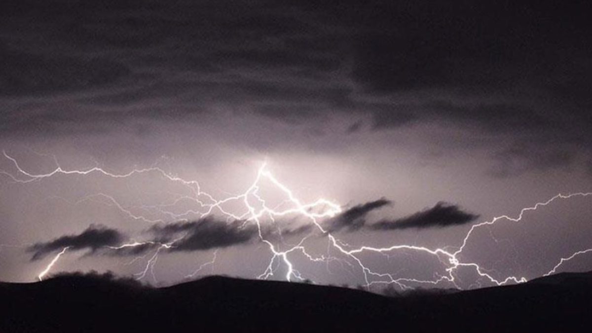 Sırbistan’da maç sırasında yıldırım düşmesi sonucu 1’i ağır 2 futbolcu yaralandı