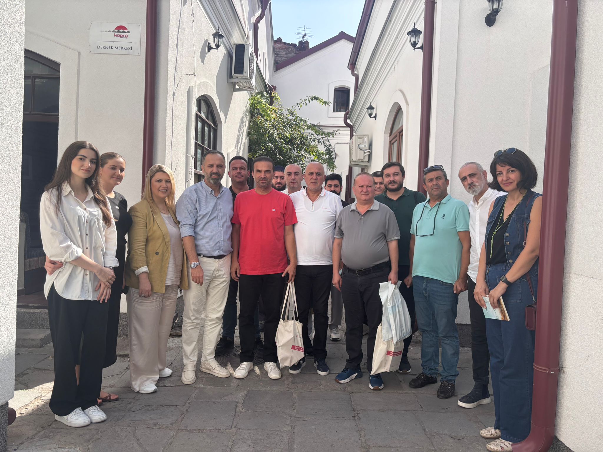 Antalyalı gazeteciler Köprü Derneği’ni ziyaret etti