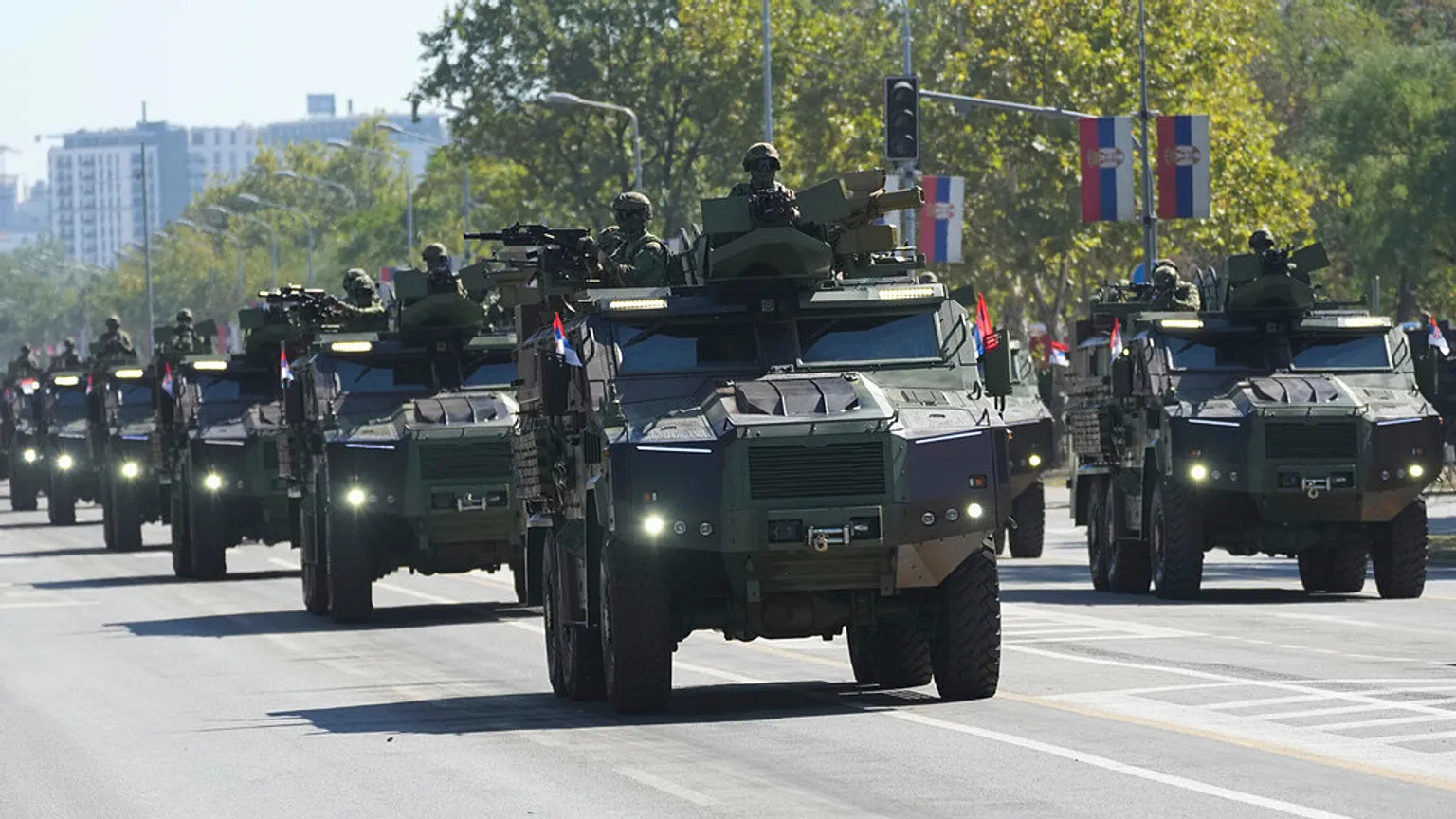 Sırbistan, ‘ülkenin en büyük askeri güç gösterisi’ olarak tanımlanan devasa bir askeri geçit töreni düzenledi