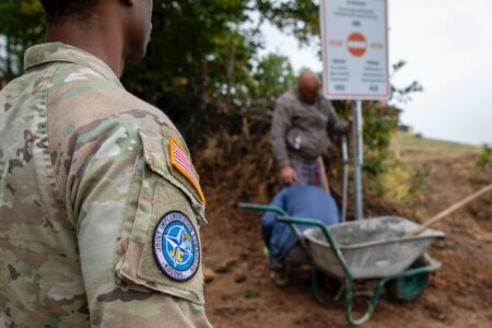 KFOR, Kosova-Sırbistan sınırına 114 tabela yerleştirdi