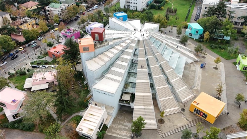 Arnavutluk’ta komünizmin simgesinden cazibe merkezine dönüşen yapı: Tiran Piramidi