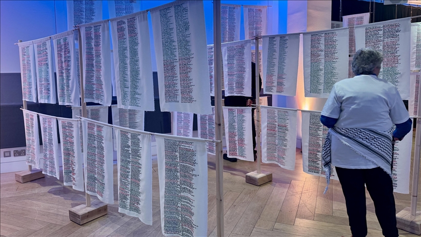 Gazze’de öldürülenlerin isimlerinin nakışla ölümsüzleştirildiği proje Londra’daki festivalde sergilendi