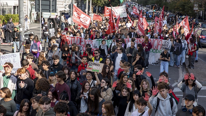 İtalya’da öğrenciler, Meloni hükümetini protesto etti