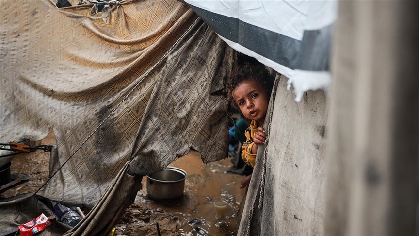 Şiddetli yağış nedeniyle Gazze Şeridi’nde çadırlar su altında kaldı