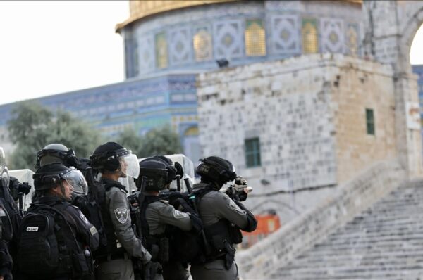 Filistin topraklarını gasbeden İsrailliler, Mescid-i Aksa’ya baskın düzenledi