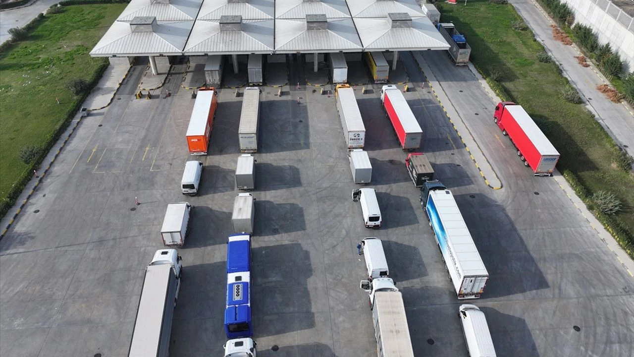 Yunanistan’daki çiftçi eylemi nedeniyle İpsala’dan geçemeyen tır şoförleri Kapıkule ve Hamzabeyli’ye yöneldi