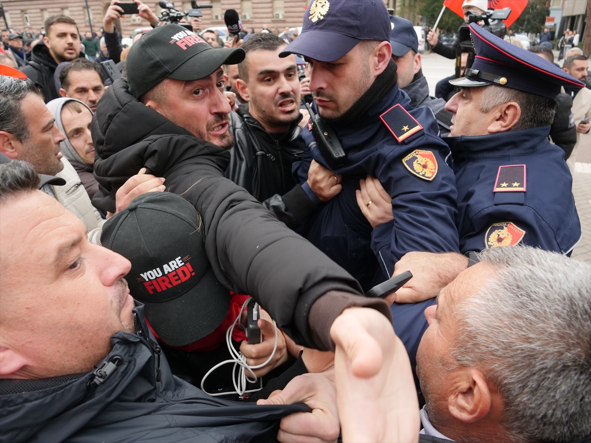 Arnavutluk’ta hükümet karşıtı protestoda gerginlik