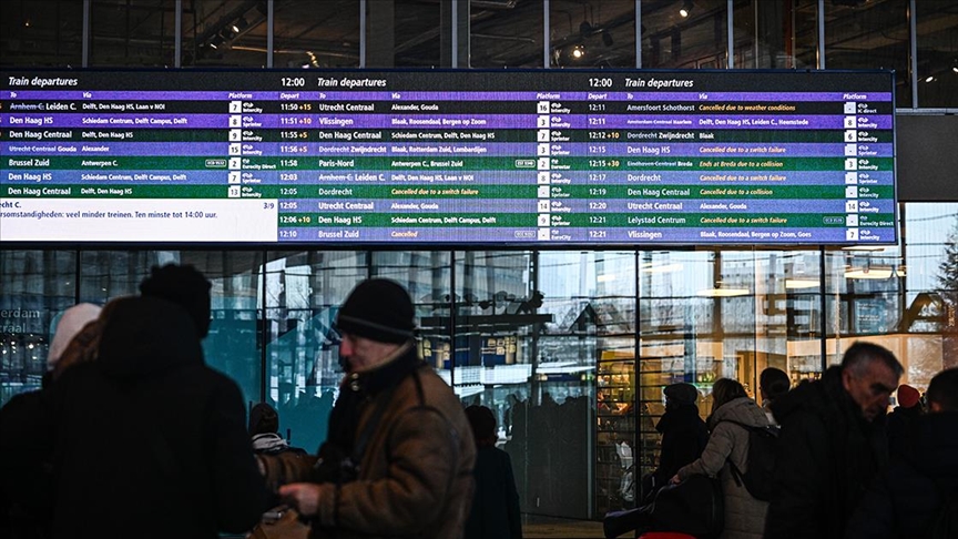 Avrupa’da zorlu kış şartları nedeniyle yüzlerce uçuşta iptal ve gecikme yaşanıyor