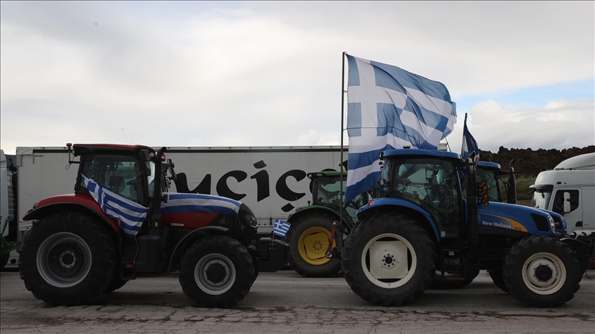 Yunanistan’da çiftçiler, yetersiz desteklere karşı 48 saatlik yol kapatma eylemi başlattı