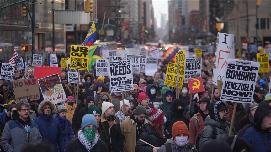 Maduro’nun yargılanmak üzere ABD’ye getirilmesi, New York’ta protesto edildi
