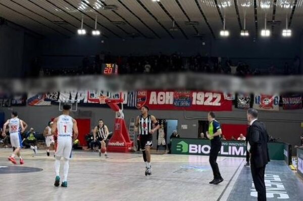 Yunan taraftarlar, Türk polisini ve Beşiktaş’ı hedef alarak hakaret içeren pankart açtı