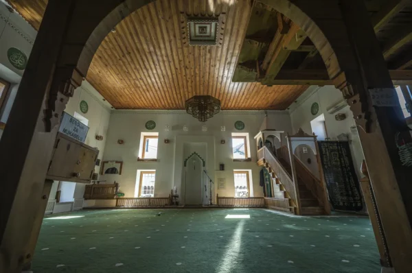 Vratnik’teki Beyaz Cami – Begova Camii’nin minyatür bir kopyası ve Bosna Hersek’in ulusal anıtı