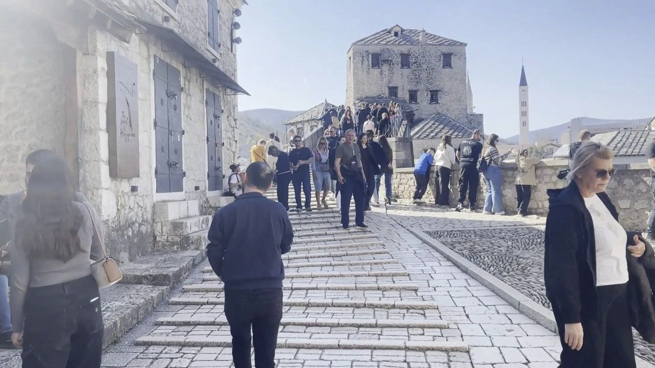 Bosna Hersek’te kültürleri birleştiren Mostar Köprüsü’ne turistlerden yoğun ilgi